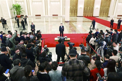 3月8日,第十四届全国人民代表大会第二次会议第二场“部长通道”集中采访活动在北京人民大会堂举行。图为民政部部长陆治原接受媒体采访。新华社发
